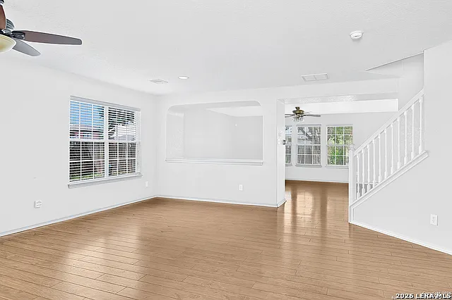 3 bed, 2.5 bath, 2721 sqft, $2,550 — Photo 2