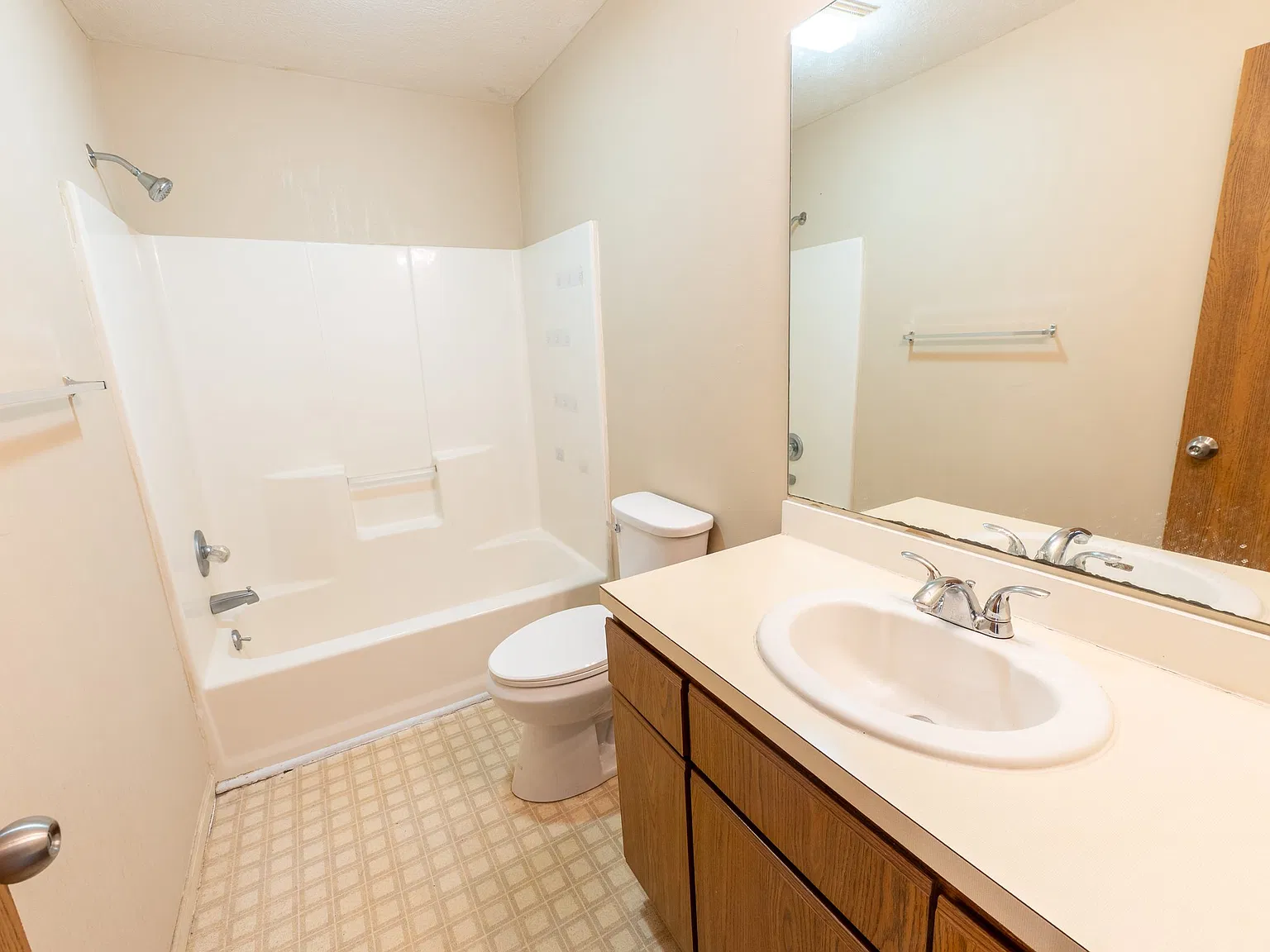 5 bed, 1700 sqft, $3,120 — Photo 2