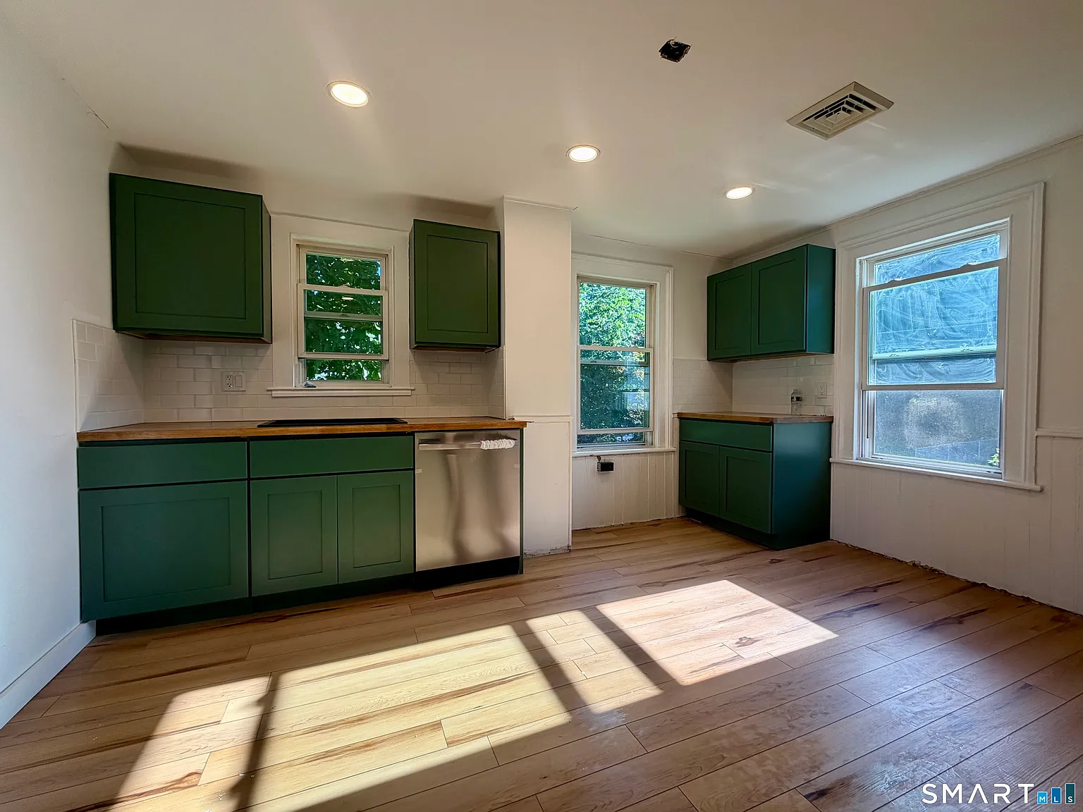2 bed, 1.0 bath, 1050 sqft, $1,925 — Photo 2