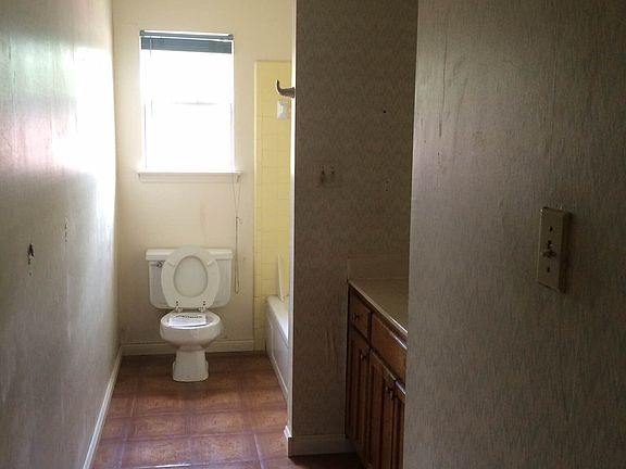 4th image of 4808 Crest Dr