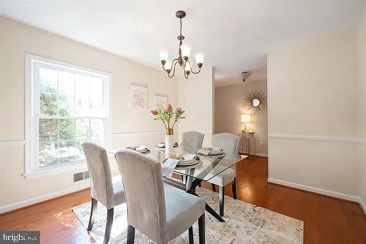 4 bed, 3.5 bath, 2038 sqft, $3,300 — Photo 4
