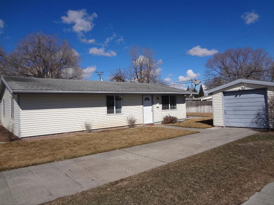 1st image of 720 NE Bonneville Dr