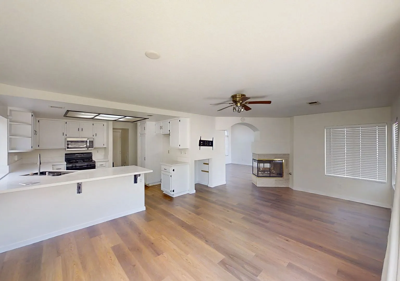 Charming 3 bed 2.5 bath 2 story home in Yucaipa, Ca. — Photo 3