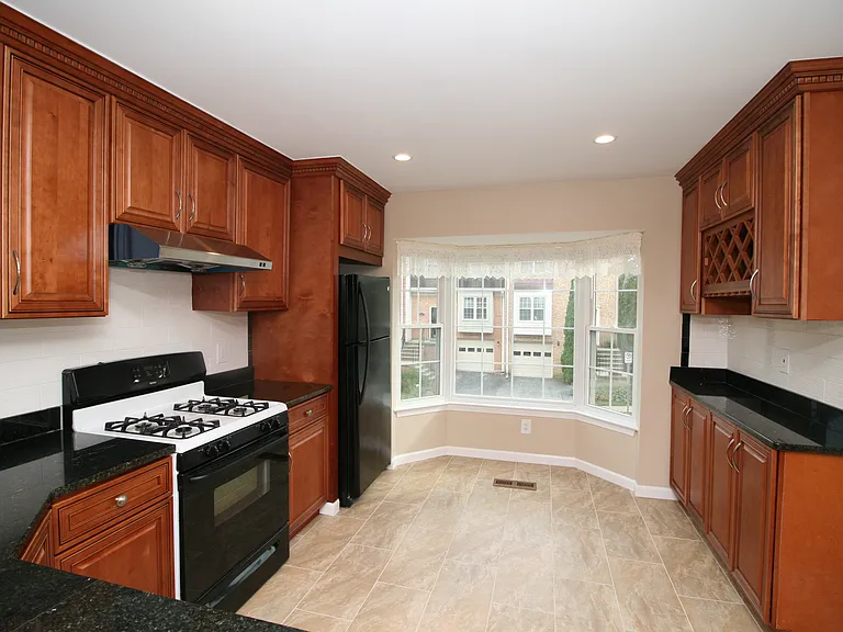 512 Suffield Dr — Photo 7
