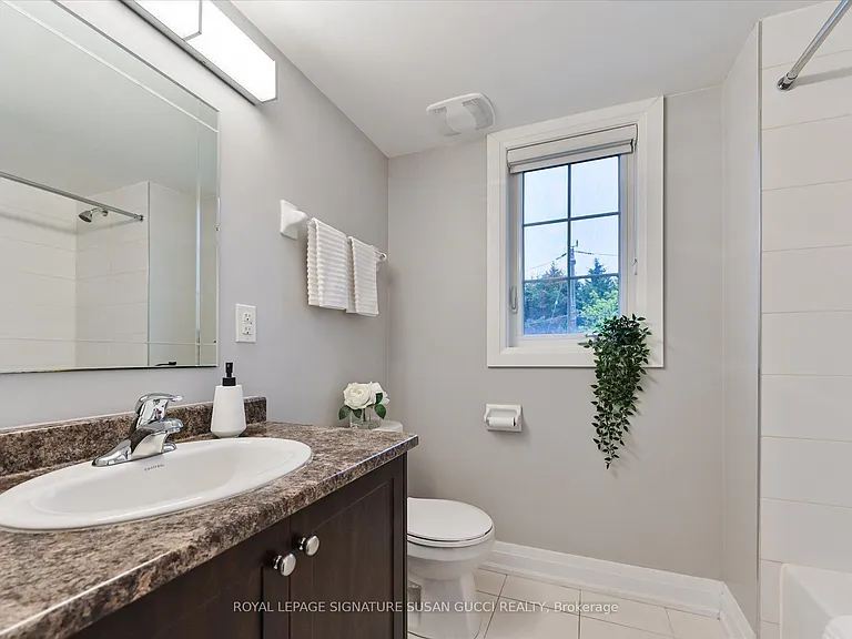 2833 Saint Clair Ave E — Photo 19