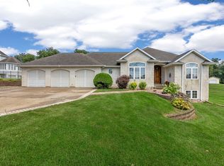 8401 Santa Maria Dr SW, Cedar Rapids, IA 52404