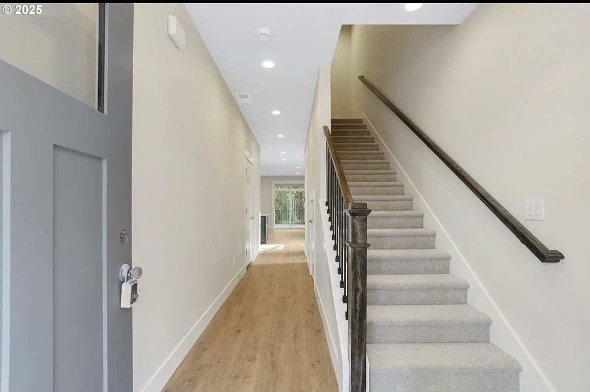 3 bed, 2.5 bath, 1966 sqft, $3,395 — Photo 2