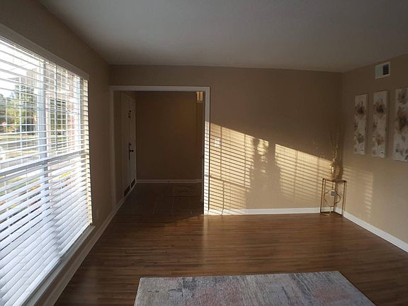 5th image of 29 N Elmwood Dr