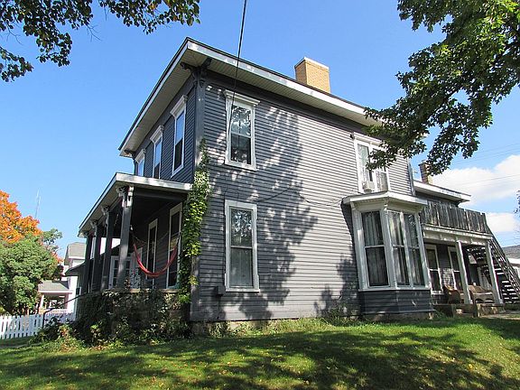 3rd image of 700 Fairview Ave NE