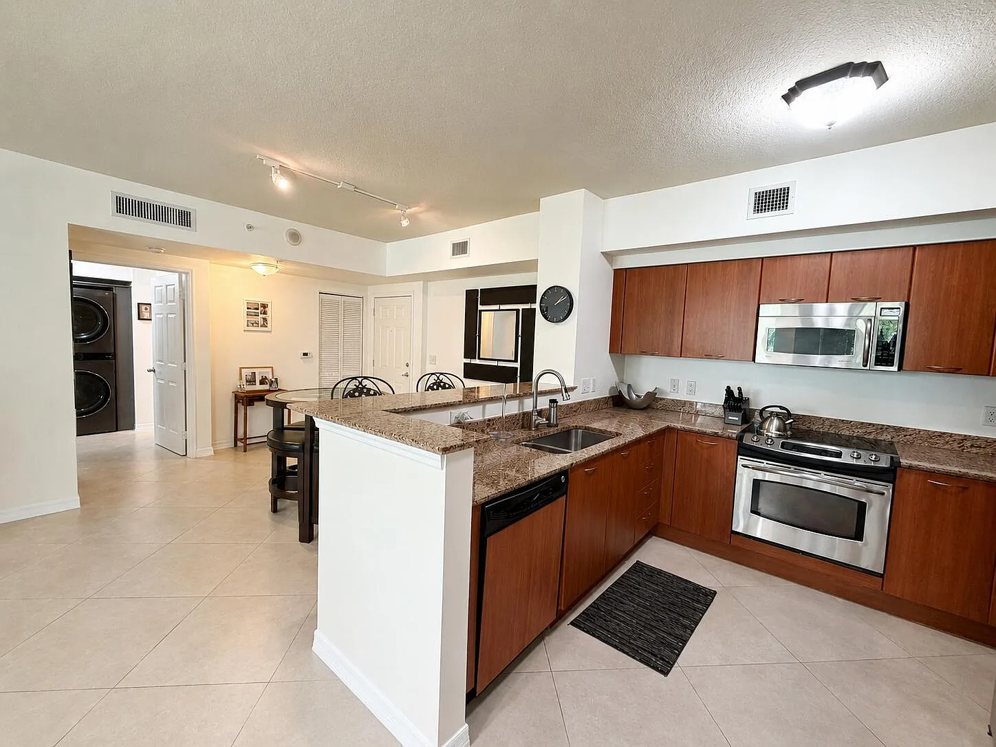 2 bed, 2.0 bath, 1129 sqft, $3,200 — Photo 3