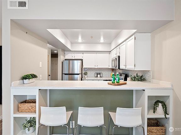 5th image of 321 SE Orchard Drive #9