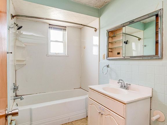 4th image of 801 23rd St APT 6