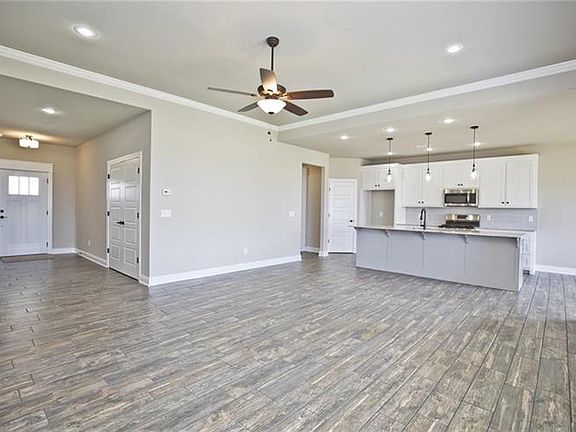 4th image of 2404 Brook Ln