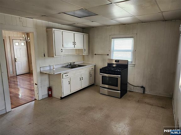 5th image of 5 Locust St