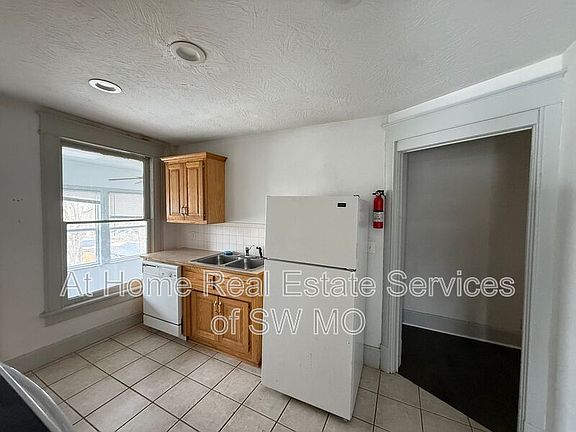 2nd image of 1021 E Walnut St APT 2