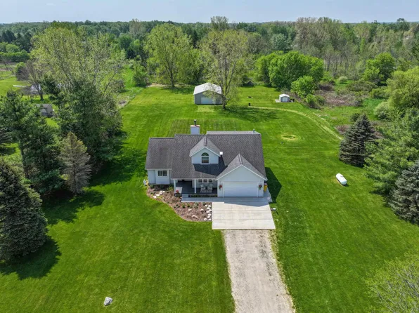 8866 Hough Rd, Almont, MI 48003