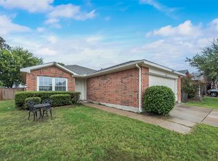 809 Prairie Dr, Aubrey, TX 76227