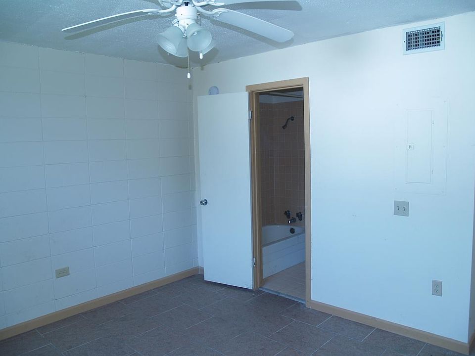2nd image of 710 Iris St APT 105