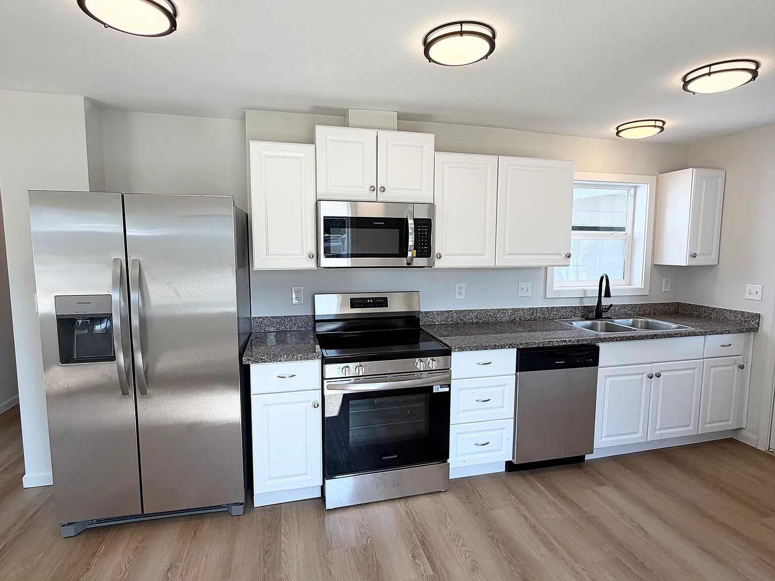 3 bed, 1266 sqft, $2,100 — Photo 3