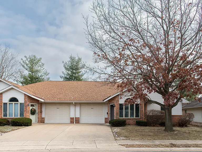 910 Hope Dr — Photo 1