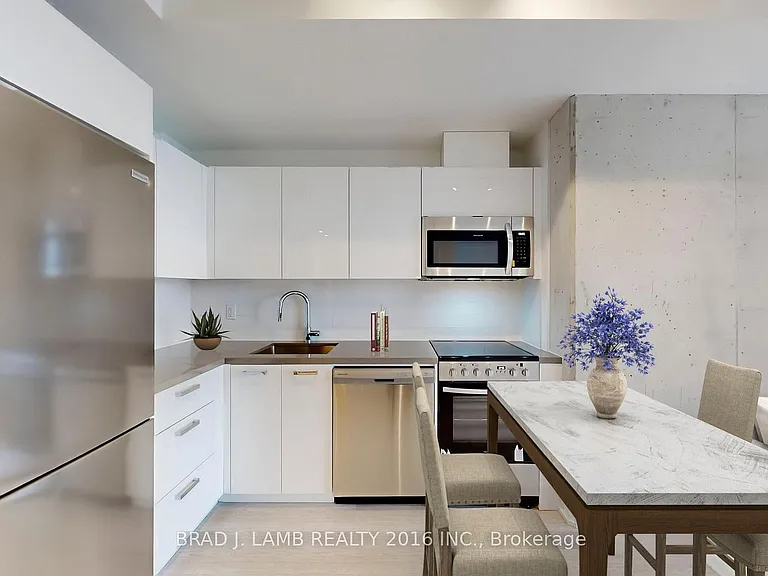 284 King St E — Photo 22