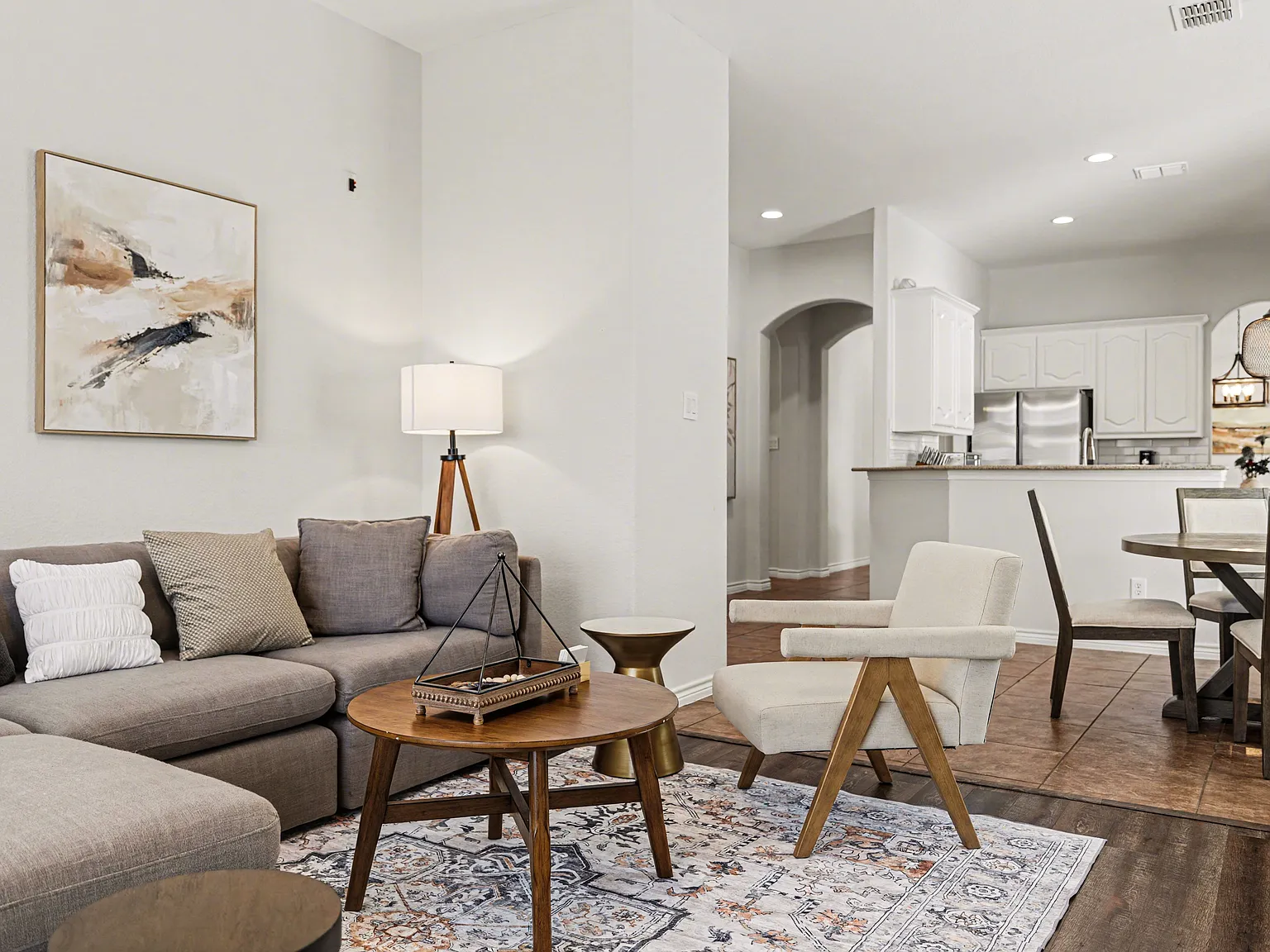 4 bed, 2352 sqft, $6,000 — Photo 3
