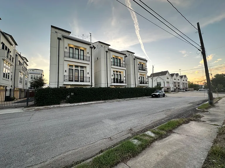 Stuart St — Photo 16
