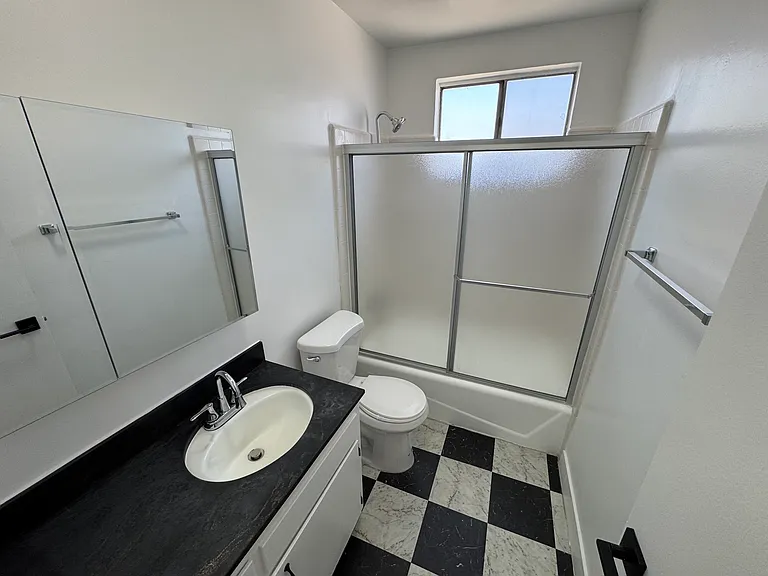 1550 N Harvard Blvd #15 — Photo 8