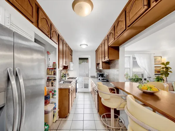 2630 Kingsbridge Terrace image 3 of 20