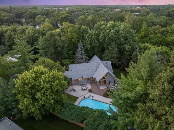 4004 Roanoke Cir, Golden Valley, MN 55422