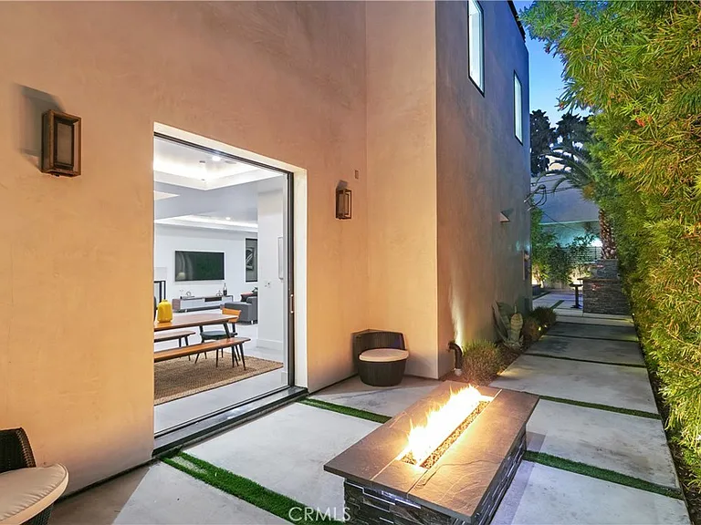 454 S Holt Ave — Photo 15