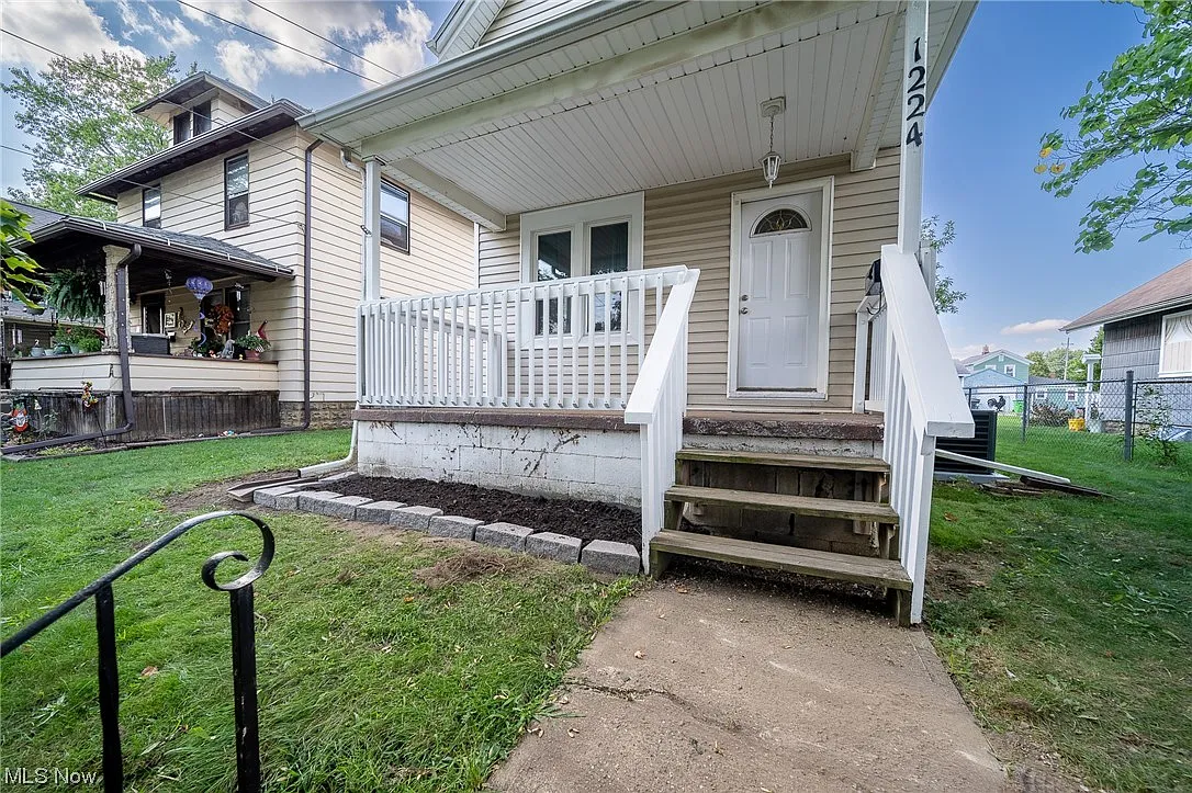 1224 Borden Ave SW photo 1