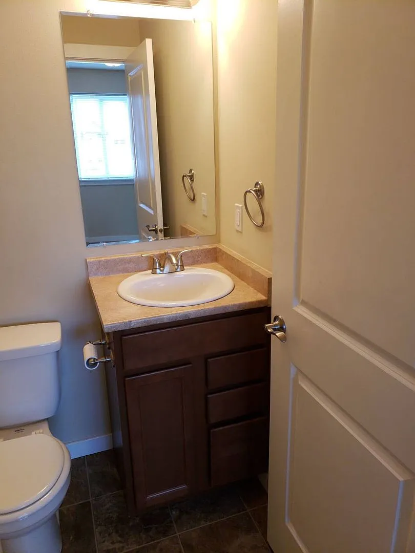 2 Bedroom 1.5 Bathroom Apartment in Bellingham — Photo 4