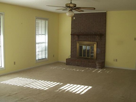 3rd image of 912 Elderberry St