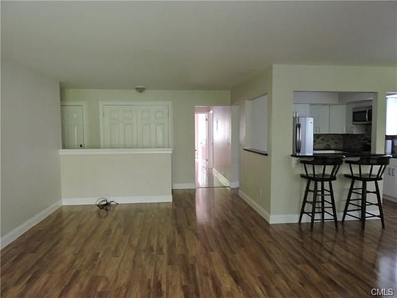 5th image of 9 Essex Ct