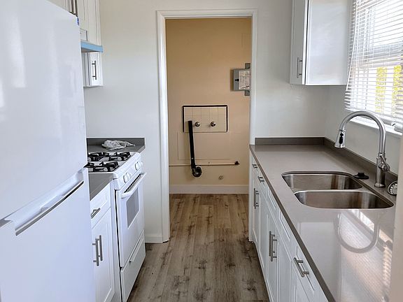 3rd image of 810 W Glenoaks Blvd #1/2