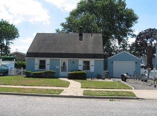 10 Spring Ln, Levittown, NY 11756