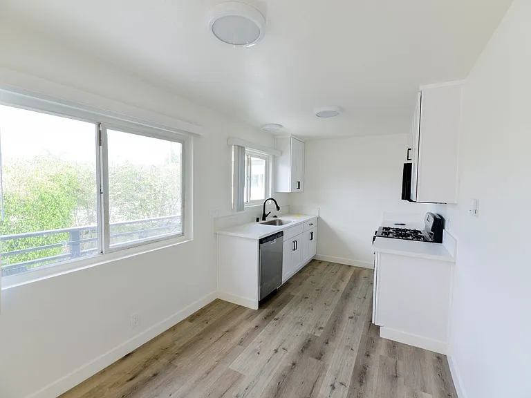 239/241 Avenida Pelayo — Photo 12