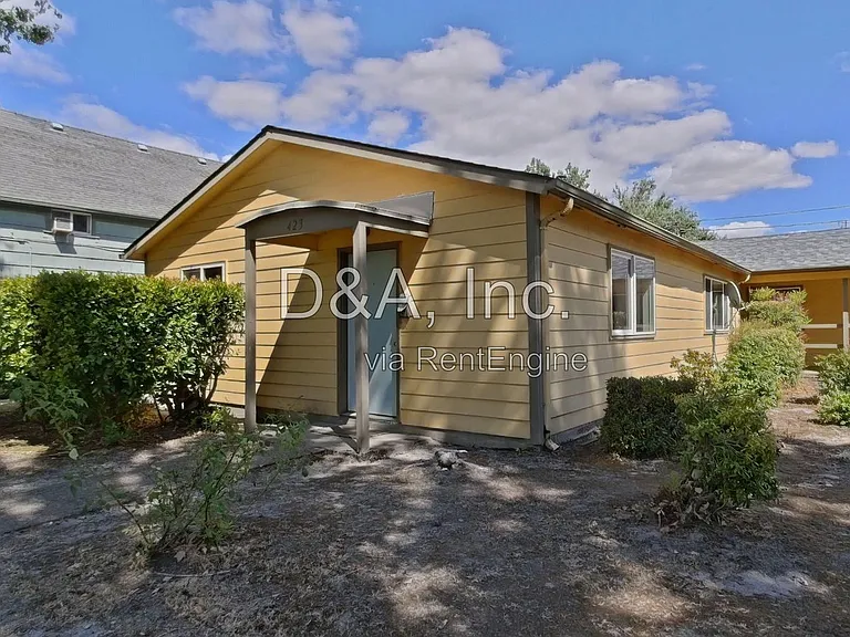423 SW 9th St — Photo 1