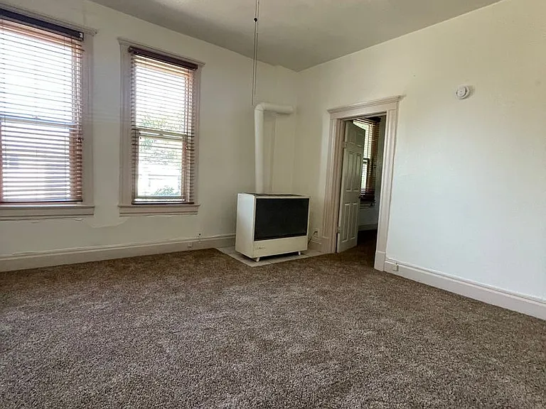 207 Midway Ave — Photo 3