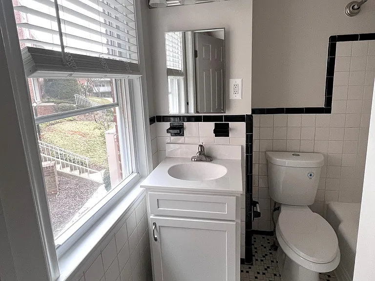 Woodcliffe Manor Apartments — Photo 23