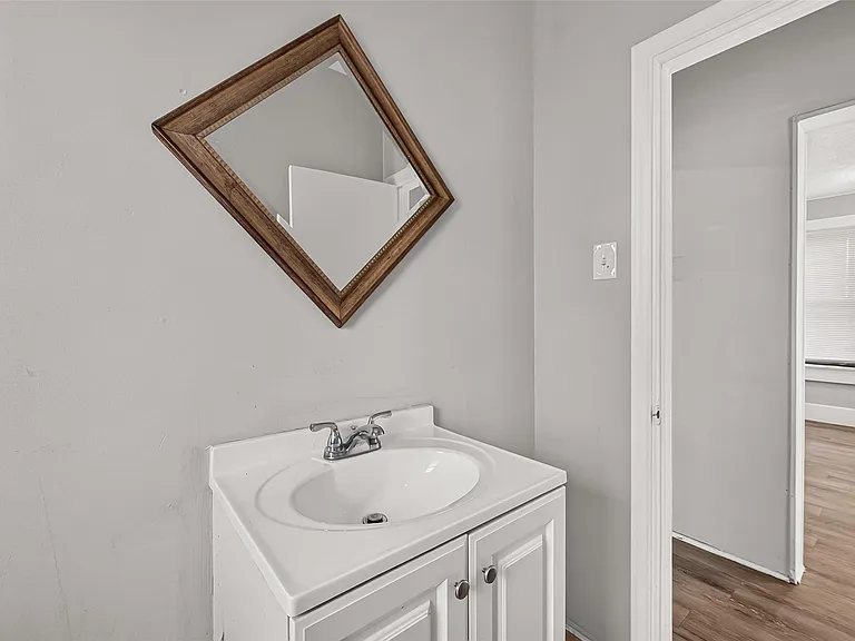 1507 Laird St — Photo 17