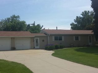 932 2nd St, Center Point, IA 52213