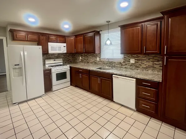 541 Admiral St #3, Providence, RI 02908