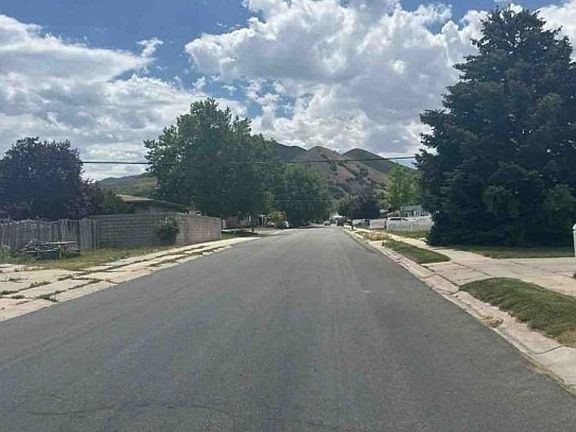 Exterior Neighborhood (street photo)