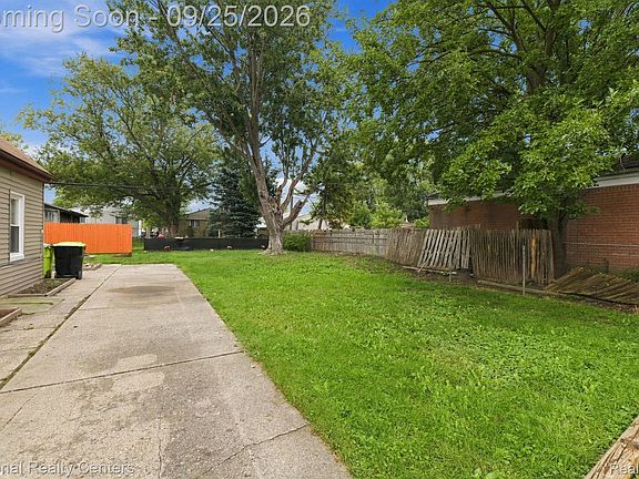 4th image of 19559 E Forteen Mile Rd