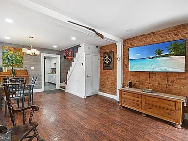 3rd image of 519 E Barnard St