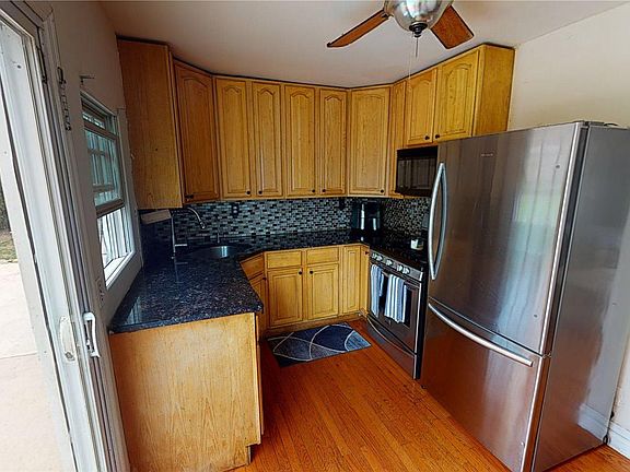 5th image of 103 Rosemary Ln