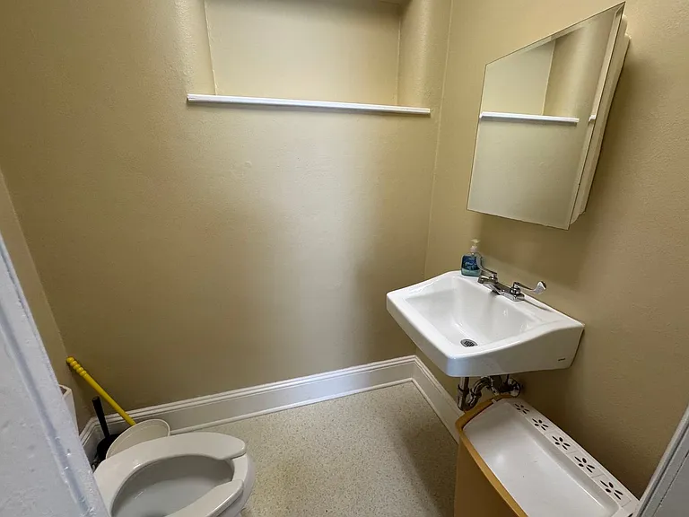115 E Broad St — Photo 7