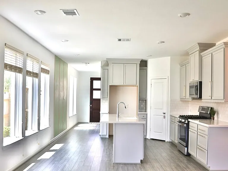 17631 Carnation Glen Dr — Photo 1